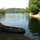 <p>Písčitý břeh Pastvinské přehrady s loďkou</p>